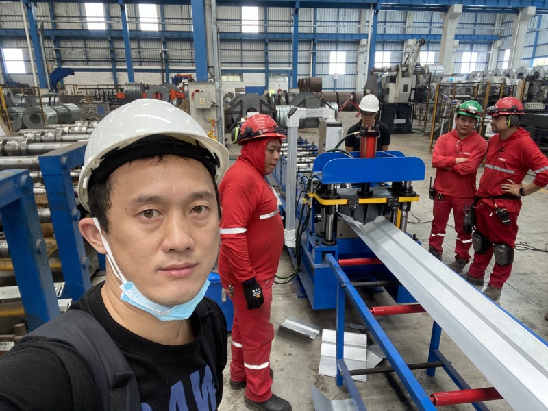 沧州多彩网冷弯成型设备彩钢脊瓦机顺利抵达厄瓜多尔推动当地产业革新