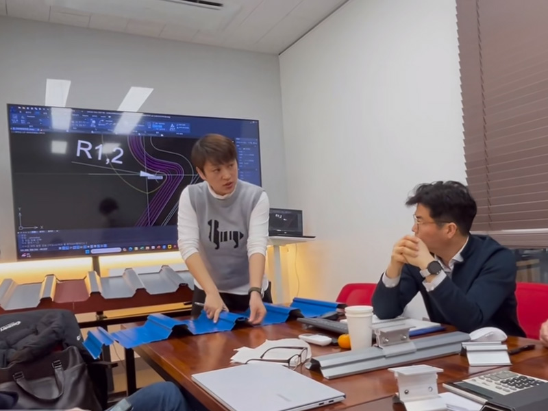跳出 “内卷” 漩涡！多彩网冷弯联合韩方研发光伏屋面板型，迈向绿色能源新时代