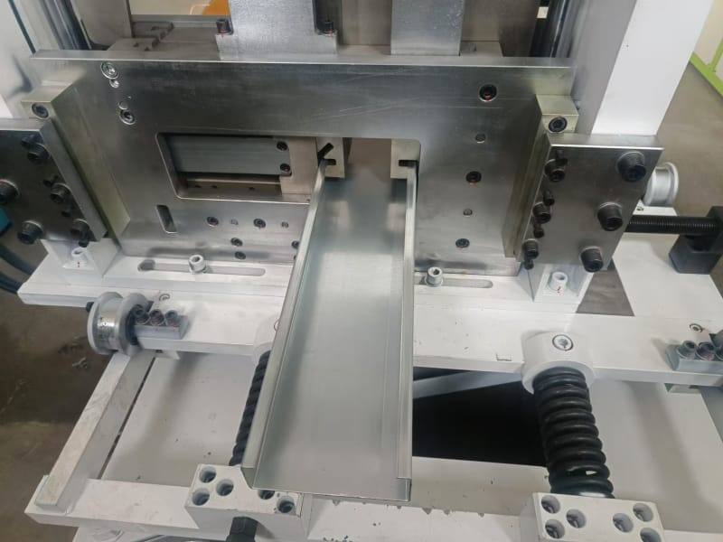 出口沙特地区的型钢机设备，多彩网冷弯工程师展实力以专业攻克小边与腰高难题